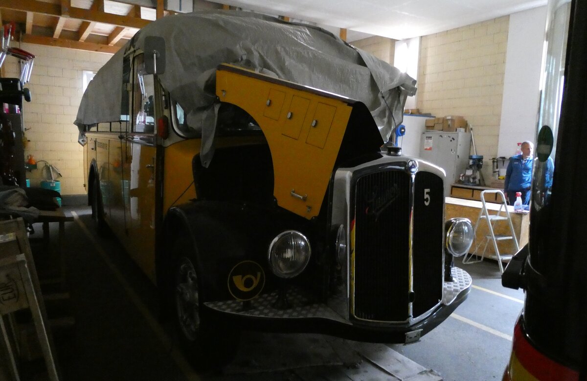 (280'244) - Sol�r&Fontana, Ilanz - Nr. 5 - Saurer/R&J am 10. September 2025 in Disentis, Garage Bundi (teilweise zugedeckt)