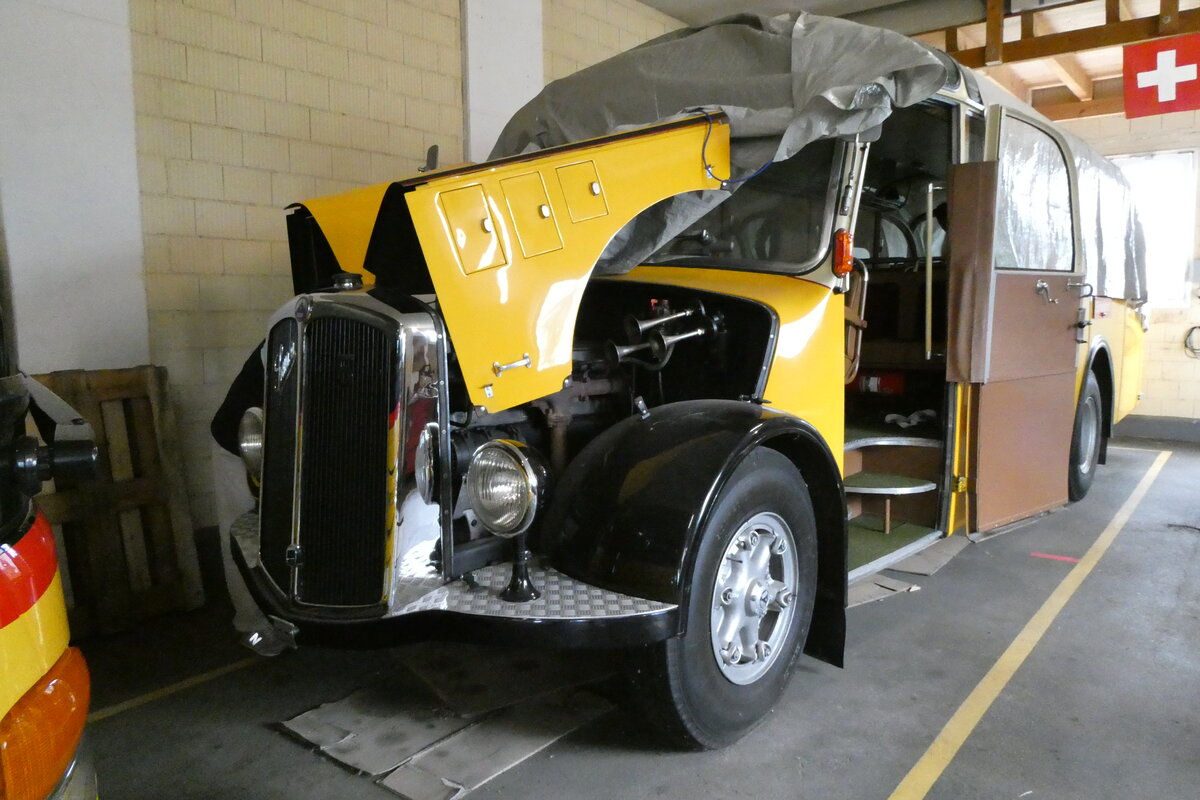 (280'246) - Sol�r&Fontana, Ilanz - Nr. 5 - Saurer/R&J am 10. September 2025 in Disentis, Garage Bundi (teilweise zugedeckt)