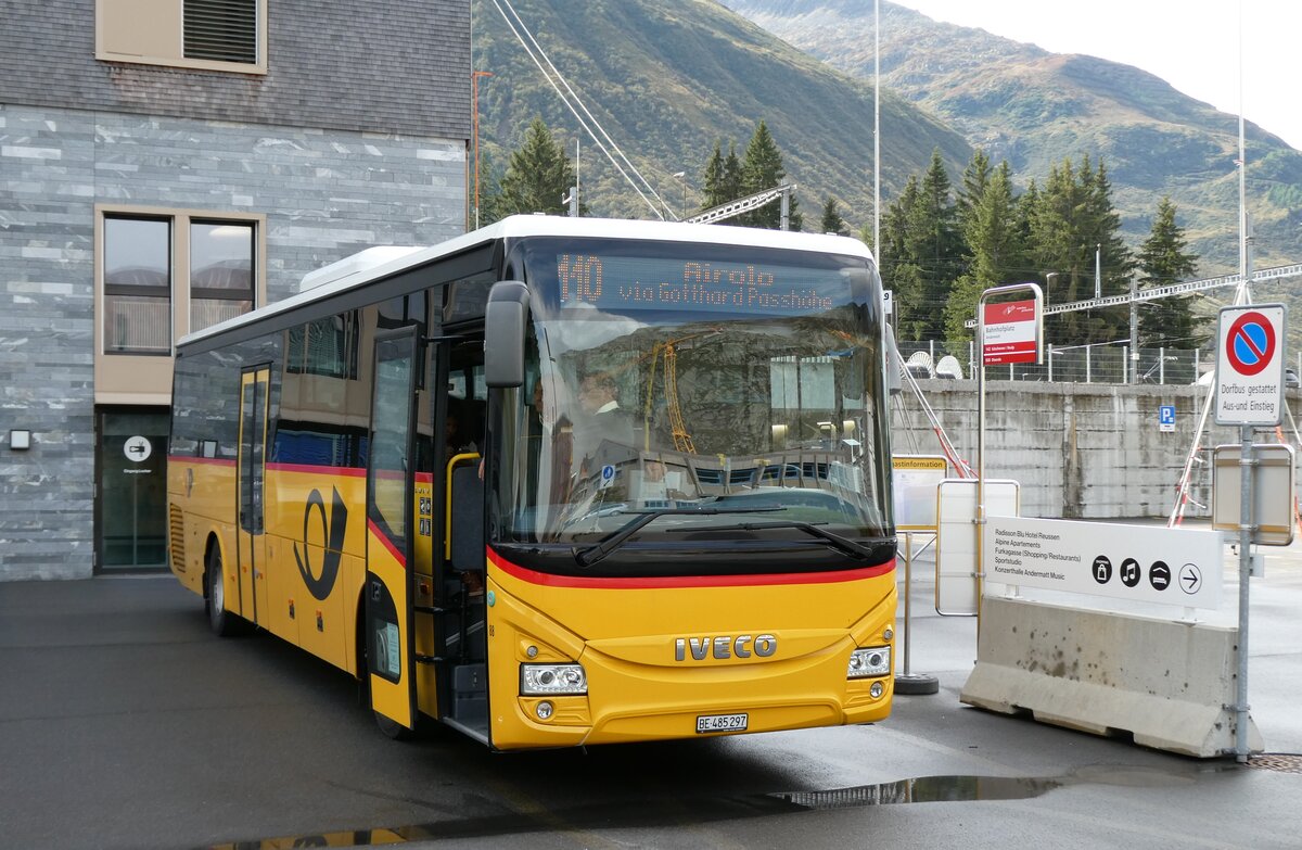 (280'255) - PostAuto Bern - Nr. 88/BE 485'297/PID 10'953 - Iveco am 10. September 2025 in Andermatt, Bahnhofplatz