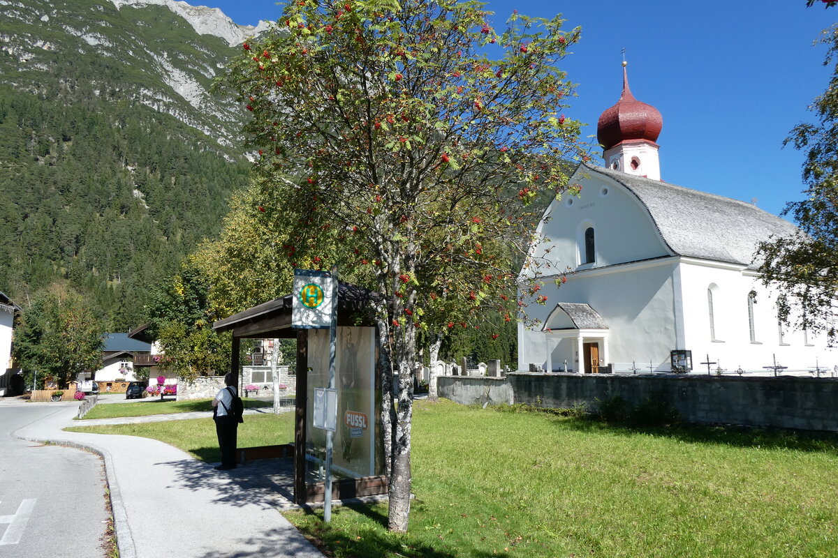 280'528) - Bus-Haltestelle am 18. September 2025 in Leutasch, Kirche