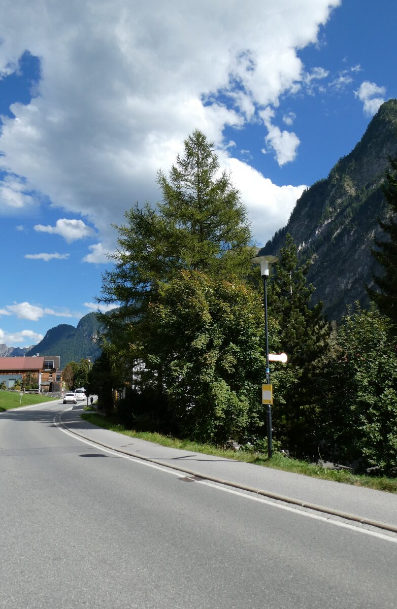 (280'642) - Landbus Brandnertal-Haltestelle am 21. September 2025 in Brand, Hotel Zimba