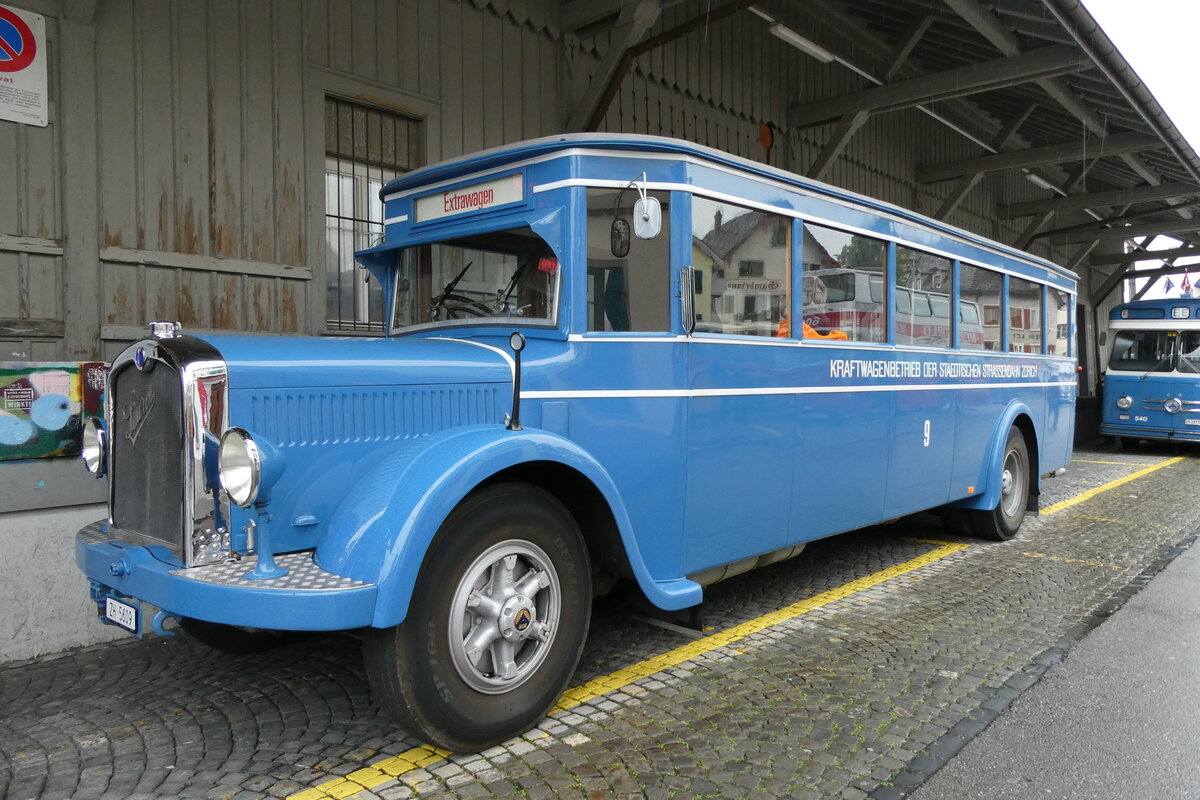 (280'692) - VBZ Z�rich (TMZ) - Nr. 9/ZH 5609 - Saurer/SWS (ex Bamert, Wollerau; ex BBA Aarau Nr. 1; ex VBZ Z�rich Nr. 209; ex VBZ Z�rich Nr. 9) am 27. September 2025 beim Bahnhof W�denswil 