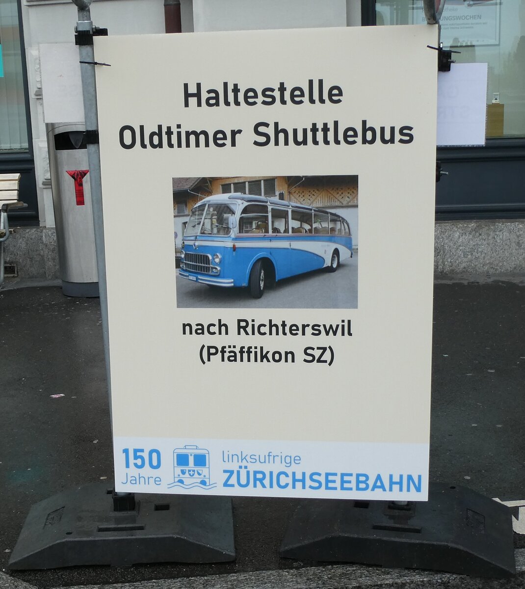 (280'713) - Haltestelle Oldtimer Shuttlebus nach Richterswil (Pf�ffikon SZ) am 27. September 2025 beim Bahnhof W�denswil 