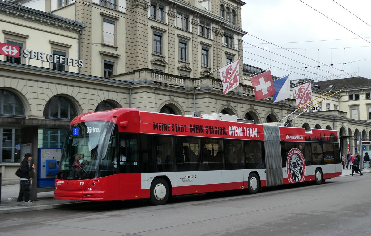 (280'799) - SW Winterthur - Nr. 138 - Hess/Hess Gelenktrolleybus am 27. September 2025 beim Hauptbahnhof Winterthur