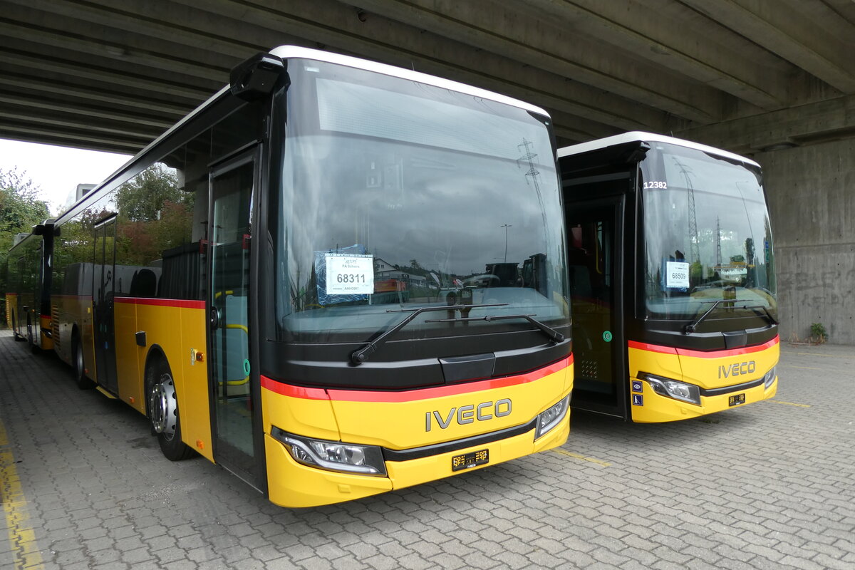 (280'833) - PostAuto Graub�nden - PID 12'379 - Iveco am 28. September 2025 in Kerzers, Murtenstrasse