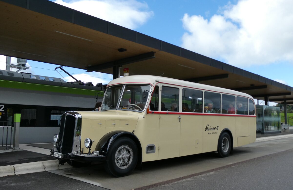 (281'012) - Steiner, Messen - SO 20'142 - Berna/Hess (ex B�rtschi, Biberen) am 5. Oktober 2025 beim Bahnhof Biglen