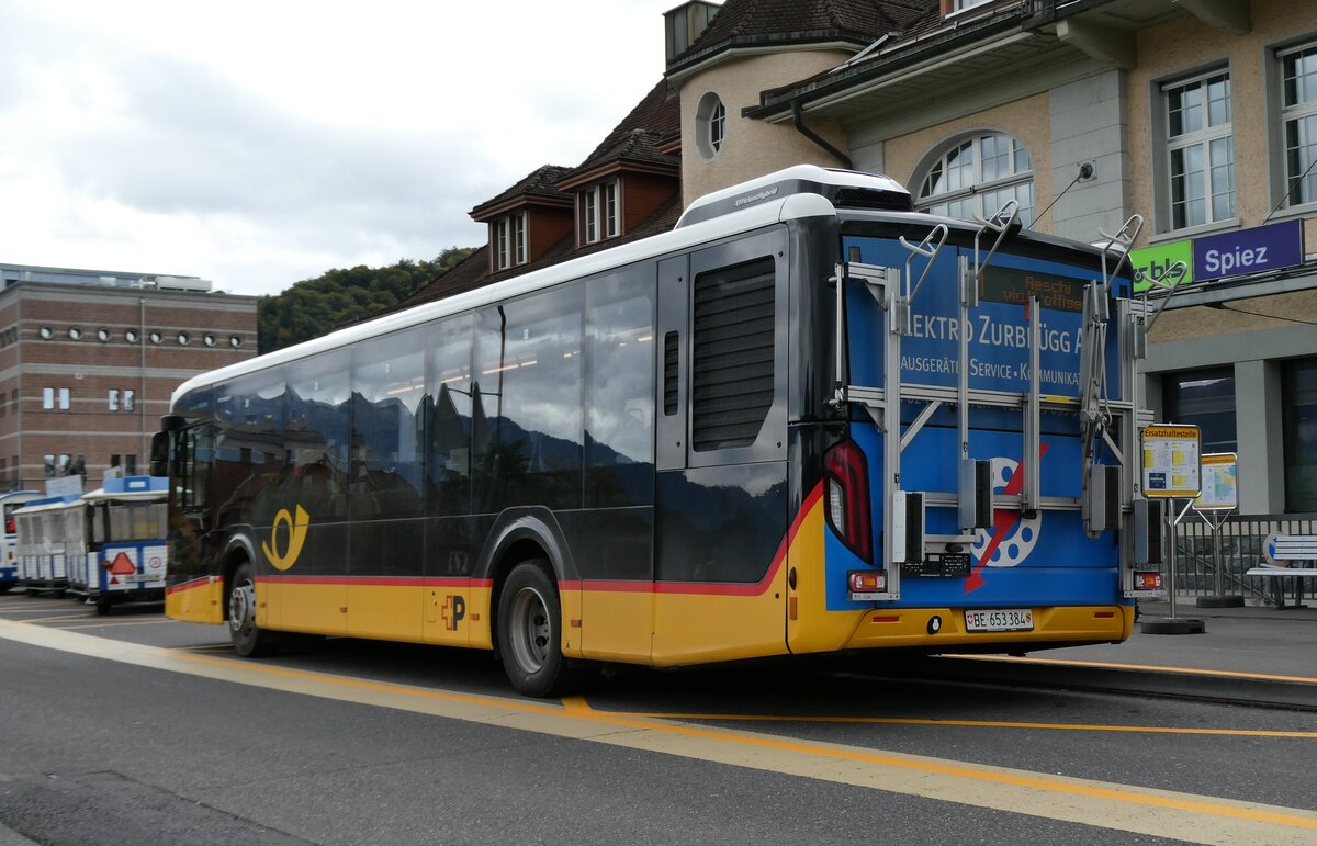 (281'038) - PostAuto Bern - BE 653'384/PID 12'063 - MAN am 5. Oktober 2025 beim Bahnhof Spiez