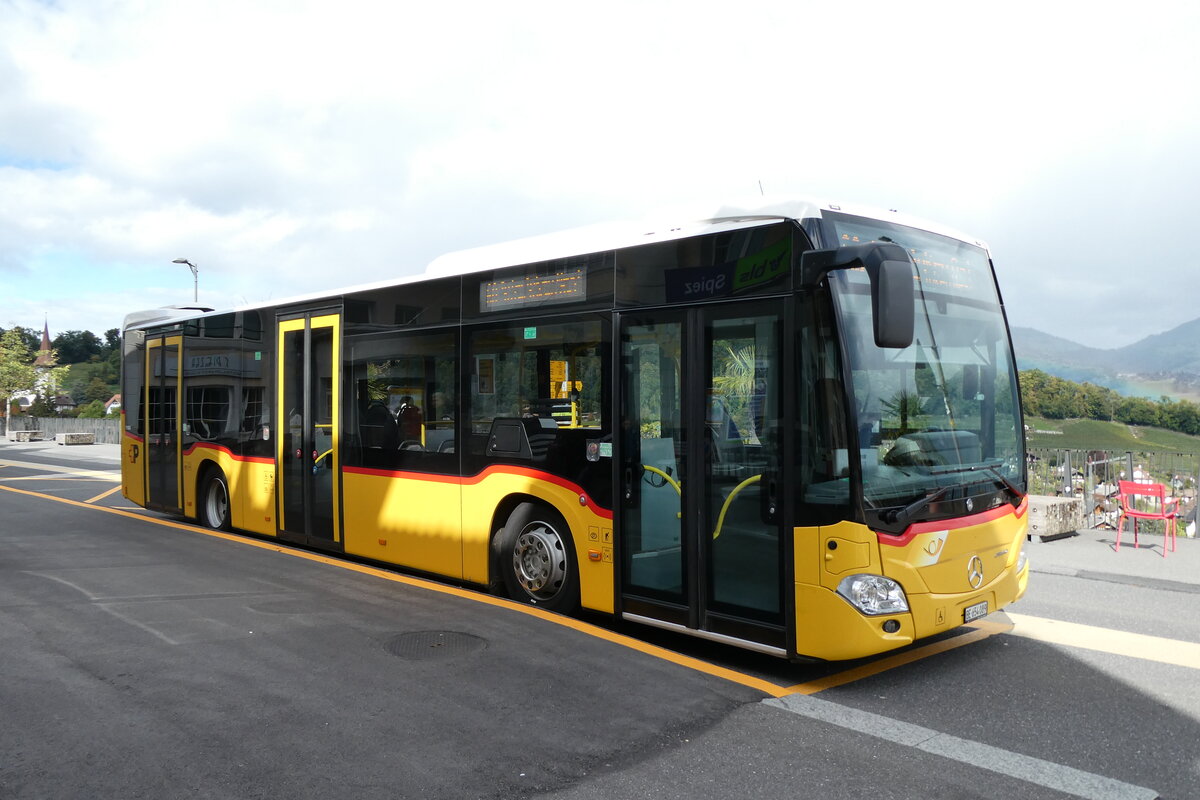 (281'039) - PostAuto Bern - BE 654'089/PID 11'403 - Mercedes am 5. Oktober 2025 beim Bahnhof Spiez