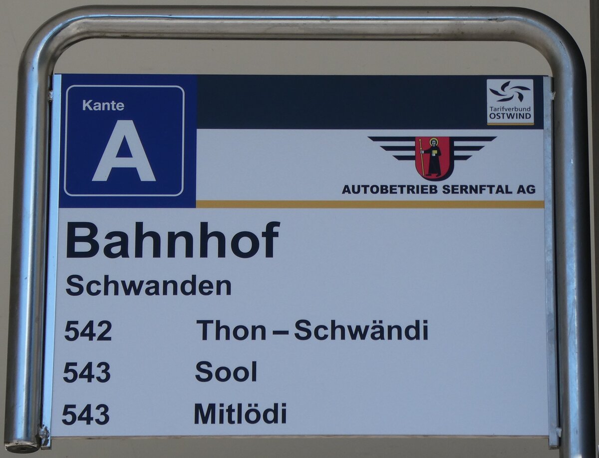(281'059) - AUTOBETRIEB SERNFTAL-Haltestellenschild - Schwanden, Bahnhof - am 7. Oktober 2025