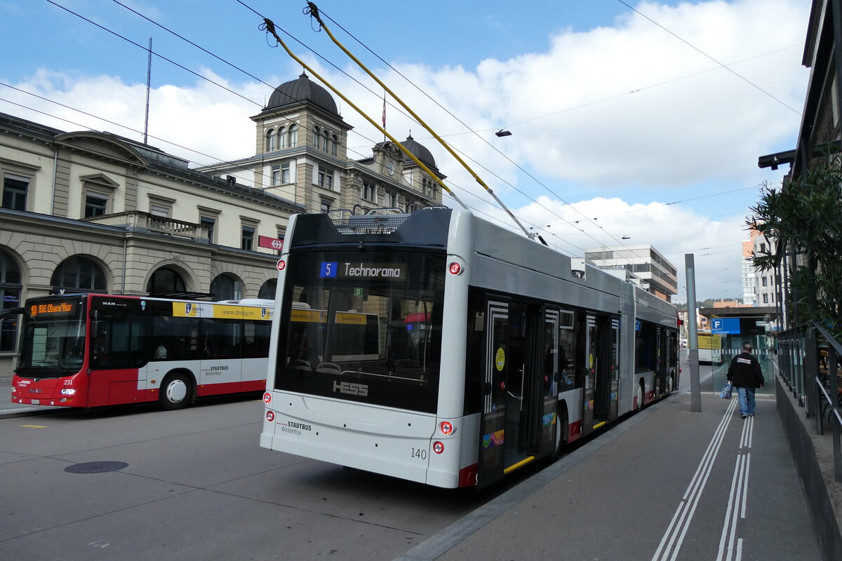 (281'152) - SW Winterthur - Nr. 140 - Hess/Hess Gelenktrolleybus am 10. Oktober 2025 beim Hauptbahnhof Winterthur