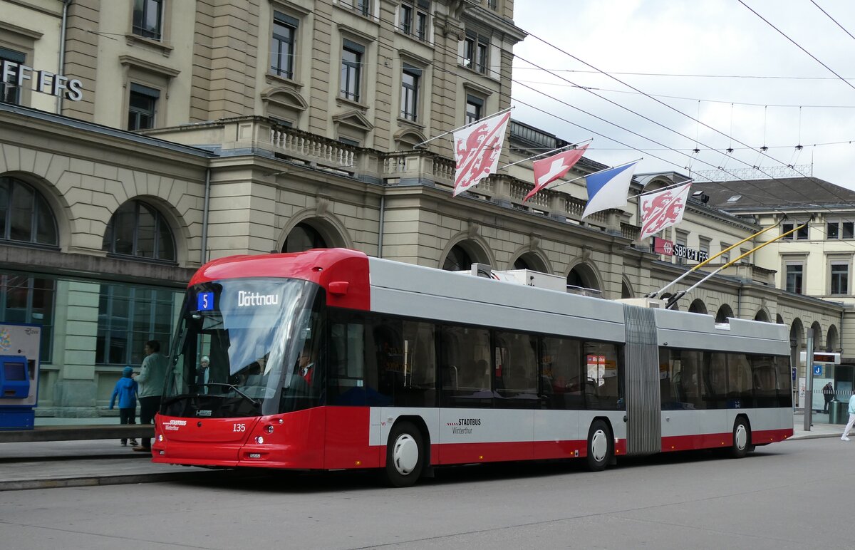 (281'156) - SW Winterthur - Nr. 135 - Hess/Hess Gelenktrolleybus am 10. Oktober 2025 beim Hauptbahnhof Winterthur