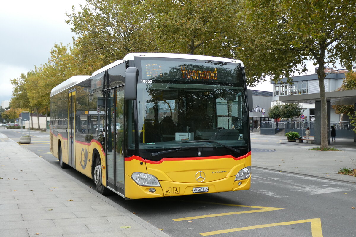 (281'207) - CarPostal Ouest - VD 464'835/PID 10'602 - Mercedes am 11. Oktober 2025 beim Bahnhof Yverdon