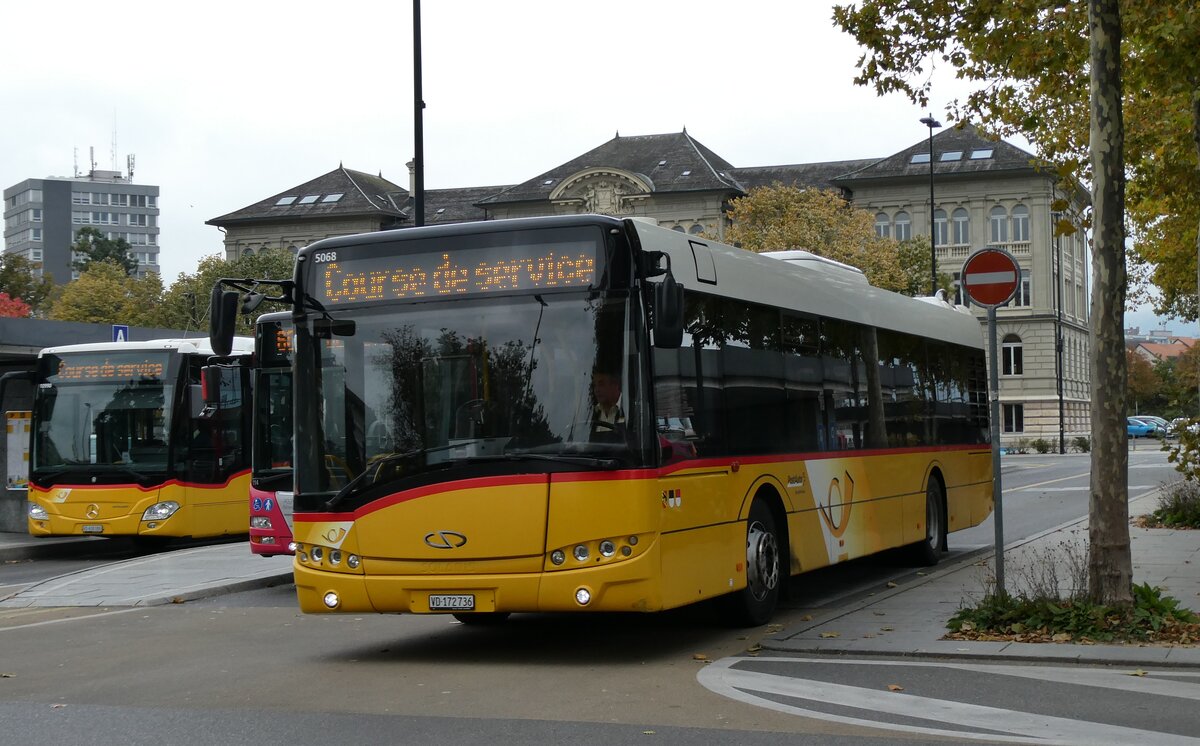 (281'272) - CarPostal Ouest - VD 172'736/PID 5068 - Solaris (ex PostAuto Bern) am 11. Oktober 2025 beim Bahnhof Yverdon