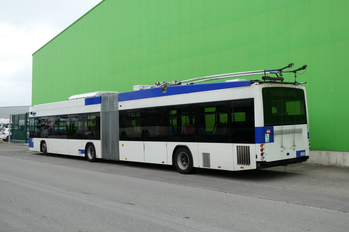 (281'285) - TL Lausanne - Nr. 880 - Hess/Hess Gelenktrolleybus am 11. Oktober 2025 in Kerzers, Interbus