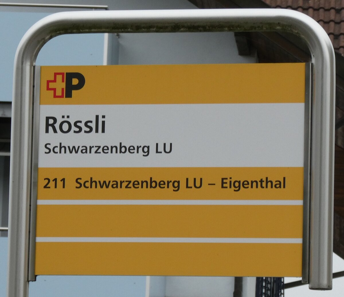 (281'337) - +P-Haltestellenschild - Schwarzenberg LU, R�ssli - am 12. Oktober 2025