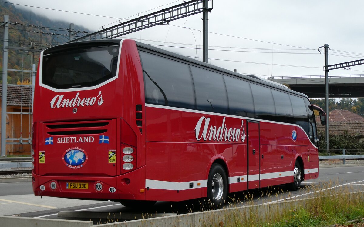 (281'491) - Aus England: Andrew's, Shetland - FSU 330 - Volvo am 14. Oktober 2025 beim Bahnhof Interlaken Ost
