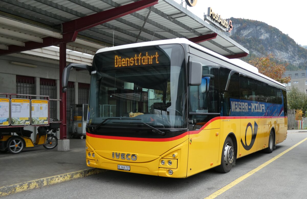(281'524) - Fl�ck, Brienz - Nr. 27/BE 868'727/PID 11'669 - Iveco am 16. Oktober 2025 in Meiringen, Postautostation