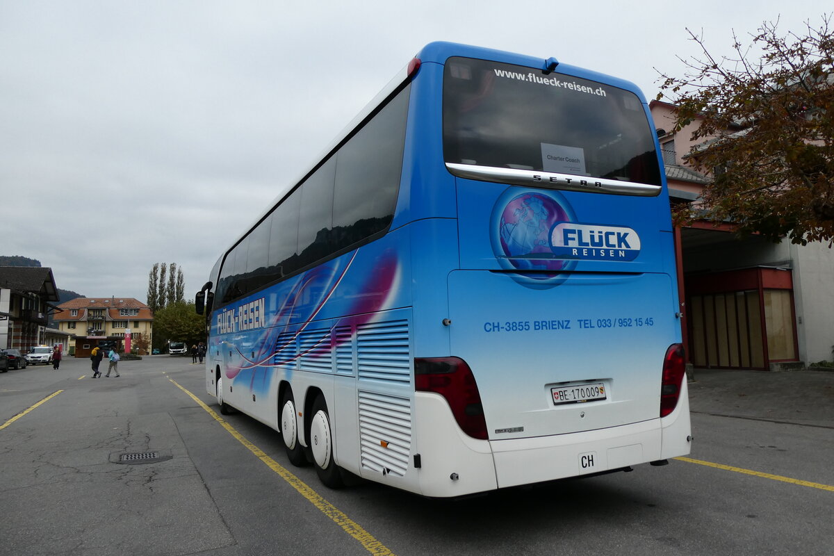 (281'525) - Fl�ck, Brienz - BE 170'009 - Setra am 16. Oktober 2025 in Meiringen, Postautostation