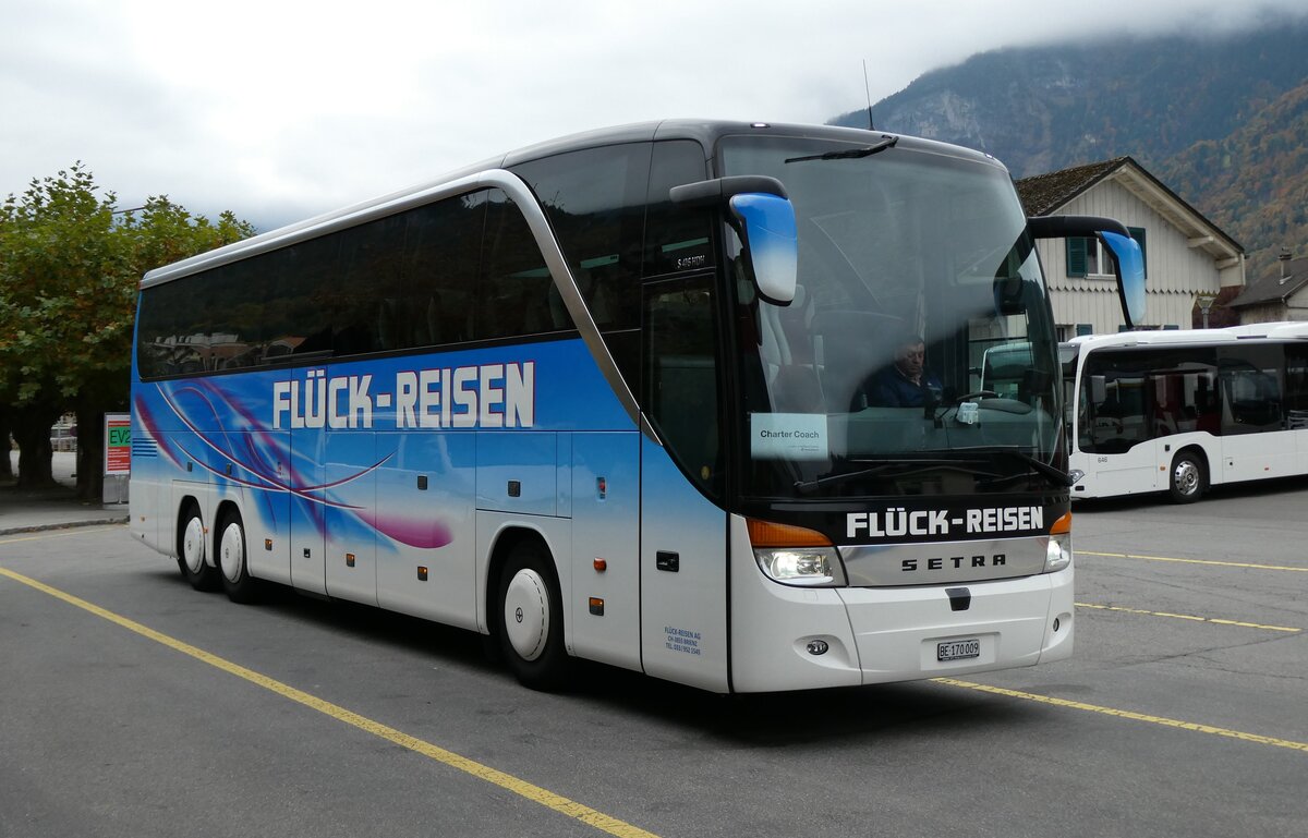 (281'530) - Fl�ck, Brienz - BE 170'009 - Setra am 16. Oktober 2025 in Meiringen, Postautostation