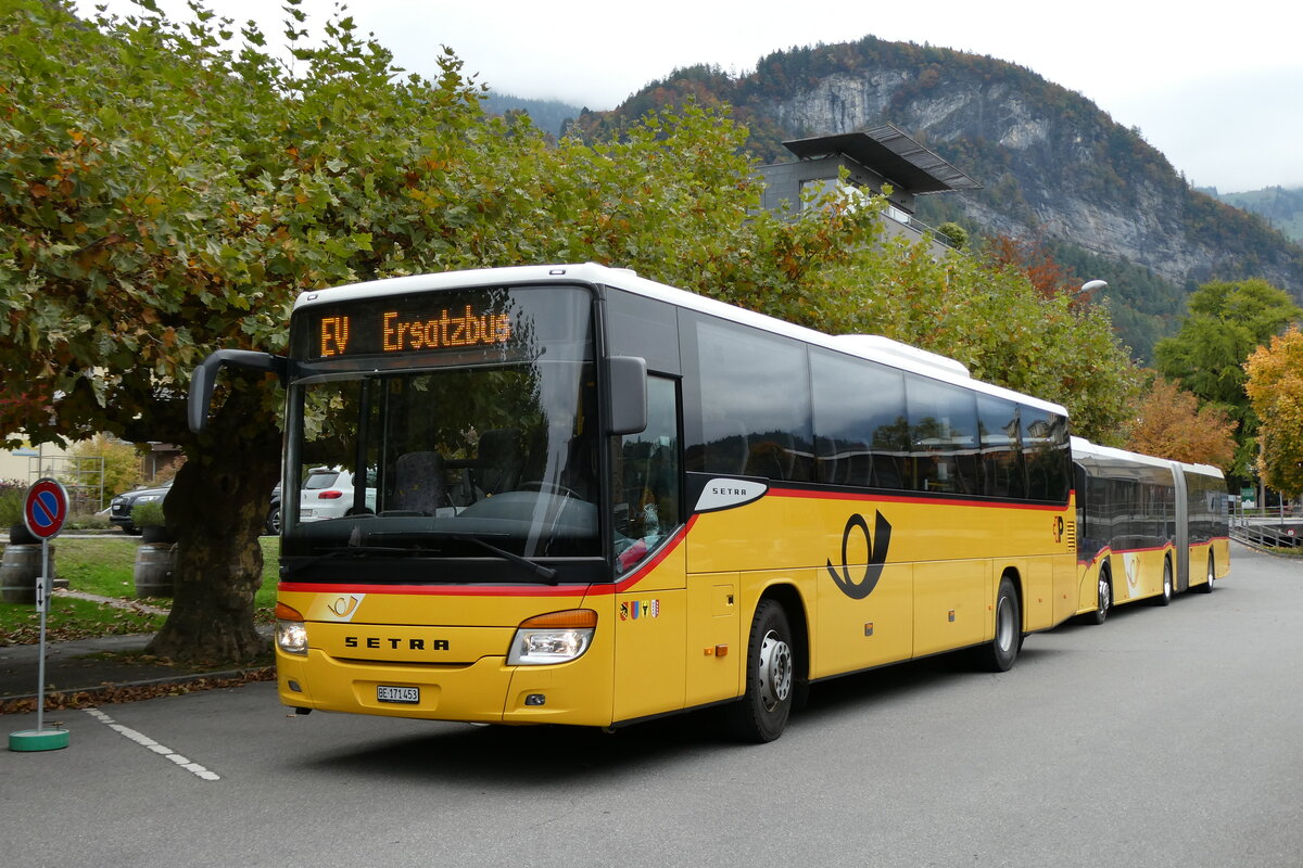 (281'531) - PostAuto Bern - Nr. 73/BE 171'453/PID 5624 - Setra (ex AVG Meiringen Nr. 73) am 16. Oktober 2025 beim Bahnhof Meiringen