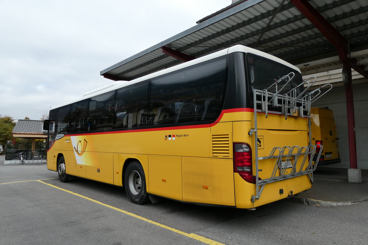 (281'537) - PostAuto Bern - BE 401'465/PID 4715 - Setra (ex AVG Meiringen Nr. 65) am 16. Oktober 2025 in Meiringen, Postautostation