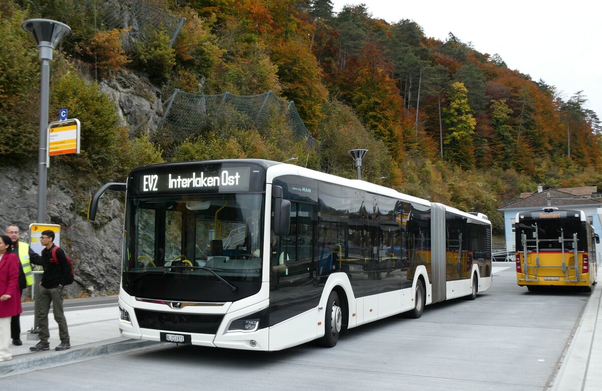 (281'547) - PostAuto Nordschweiz - BL 213'872/PID 12'417 - MAN (ex RSVG Troisdorf/D Nr. 2804) am 16. Oktober 2025 beim Bahnhof Brienz