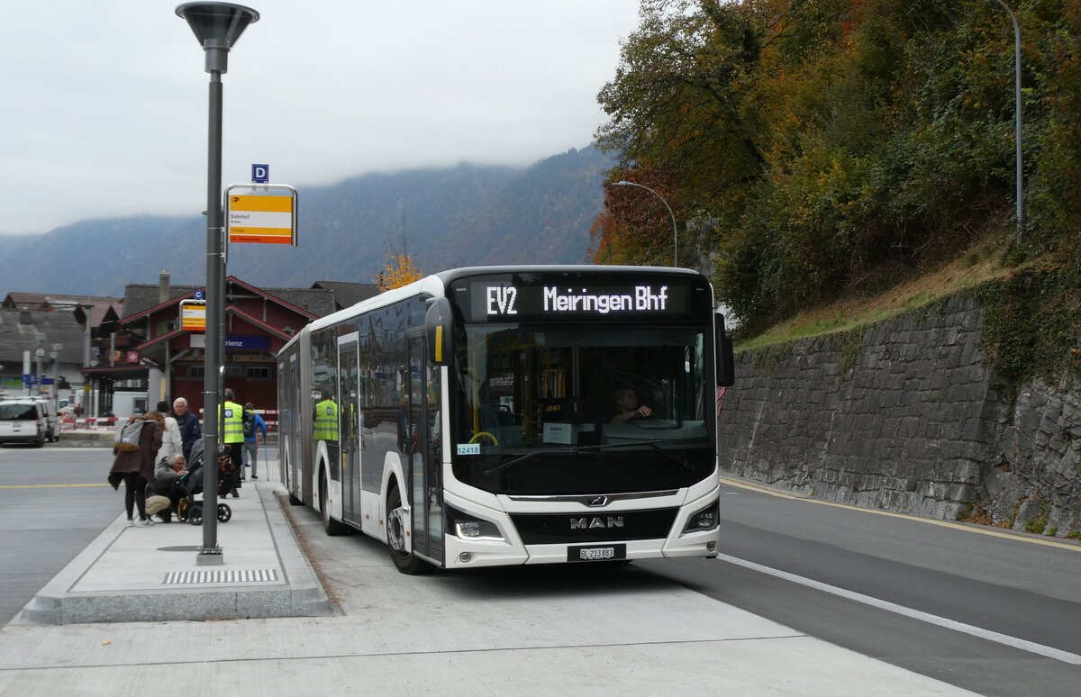 (281'550) - PostAuto Nordschweiz - BL 213'883/PID 12'418 - MAN (ex RSVG Troisdorf/D Nr. 2808) am 16. Oktober 2025 beim Bahnhof Brienz