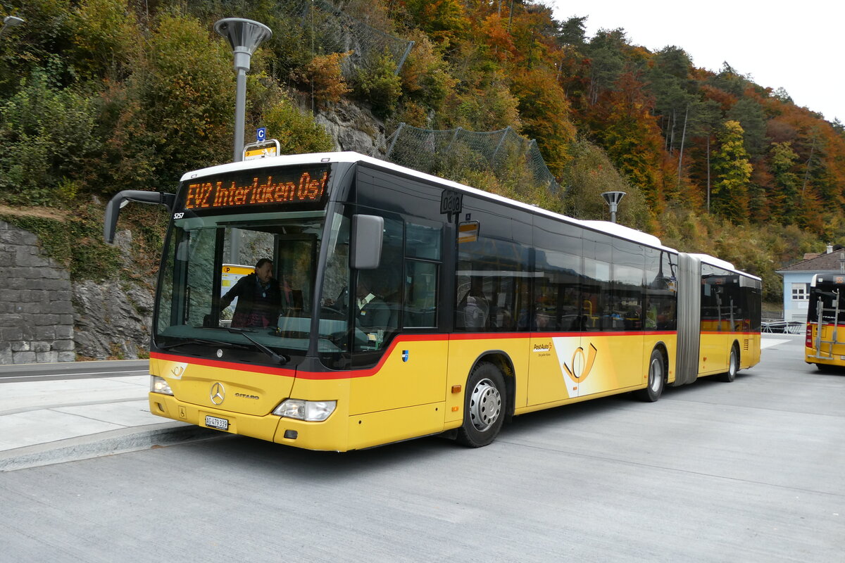 (281'551) - PostAuto Nordschweiz - AG 479'339/PID 5257 - Mercedes (ex SO 148'553) am 16. Oktober 2025 beim Bahnhof Brienz