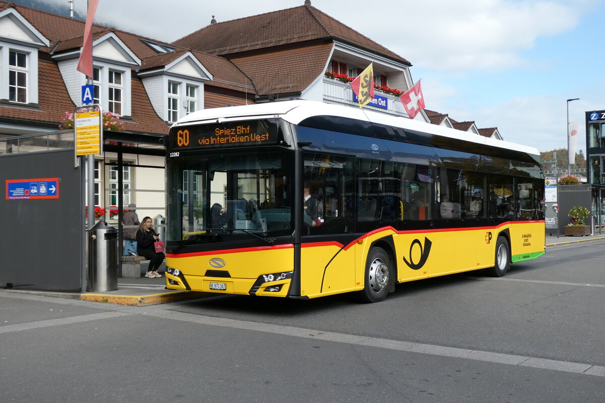 (281'566) - PostAuto Bern - BE 871'367/PID 12'282 - eSolaris am 16. Oktober 2025 beim Bahnhof Interlaken Ost