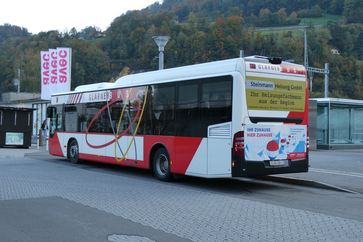 (281'576) - Niederer, Filzbach - Nr. 13/GL 40/PID 5574 - Mercedes am 18. Oktober 2025 beim Bahnhof N�fels-Mollis