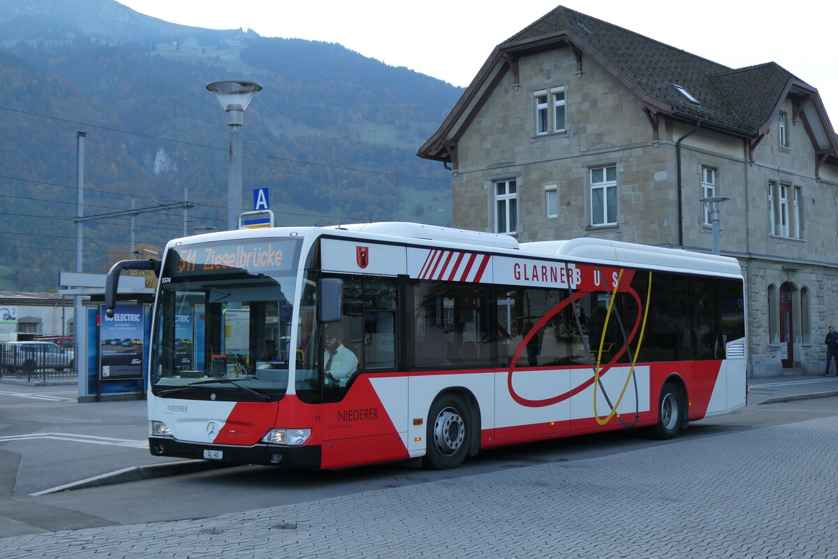 (281'577) - Niederer, Filzbach - Nr. 13/GL 40/PID 5574 - Mercedes am 18. Oktober 2025 beim Bahnhof N�fels-Mollis