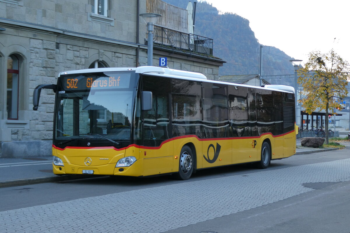 (281'578) - Niederer, Filzbach - Nr. 3/GL 61/PID 11'359 - Mercedes am 18. Oktober 2025 beim Bahnhof N�fels-Mollis