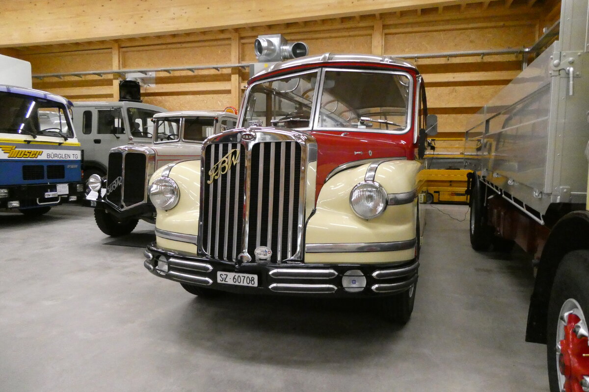 (281'585) - R�llin, Hirzel - SZ 60'708 - FBW/FHS (ex Fl�ckiger, Rickenbach; ex Rieben, Aesch; ex Pfister, Th�rnen) am 18. Oktober 2025 in N�fels, FBW-Museum