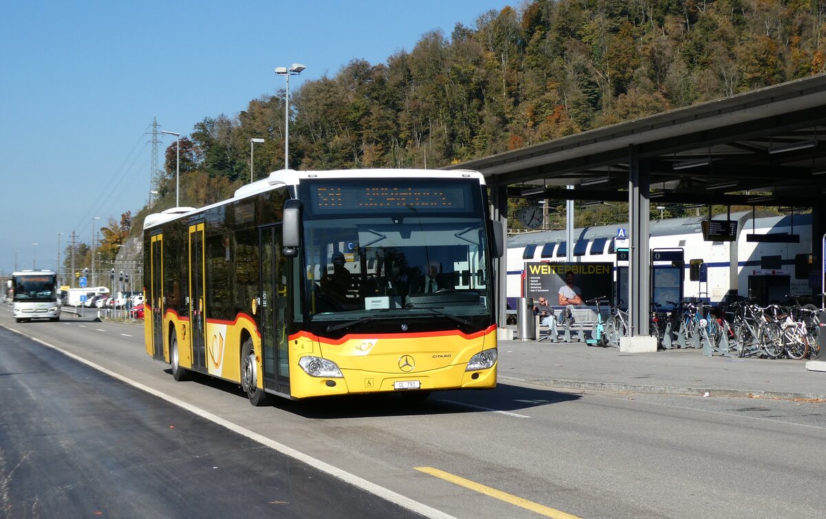 (281'656) - Niederer, Filzbach - Nr. 4/GL 791/PID 11'357 - Mercedes am 18. Oktober 2025 beim Bahnhof Ziegelbr�cke