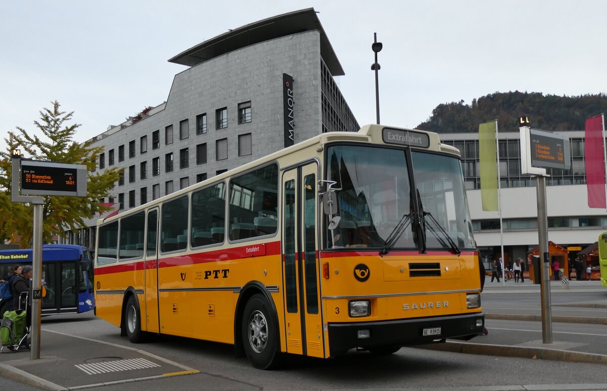 (281'691) - Kolb, Grasswil - Nr. 3/BE 93'915 - Saurer/R&J (ex Schmocker, Stechelberg Nr. 3/PID 2409; ex Schmocker, Stechelberg Nr. 1; ex Gertsch, Stechelberg Nr. 1) am 19. Oktober 2025 beim Bahnhof Thun