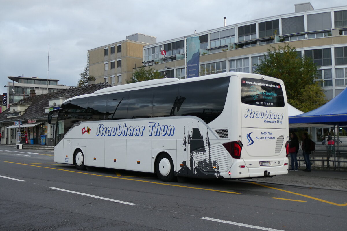(281'694) - Straubhaar, Thun - Nr. 6/BE 555'977 - Setra am 21. Oktober 2025 beim Bahnhof Thun