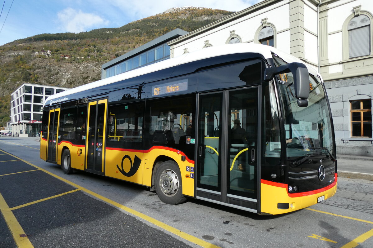 (281'701) - PostAuto Wallis - VS 581'433/PID 12'161 - eMercedes am 21. Oktober 2025 beim Bahnhof Brig