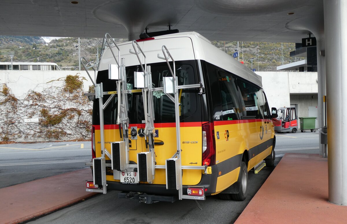(281'736) - BUS-trans, Visp - VS 6520/PID 12'303 - Mercedes am 21. Oktober 2025 beim Bahnhof Visp