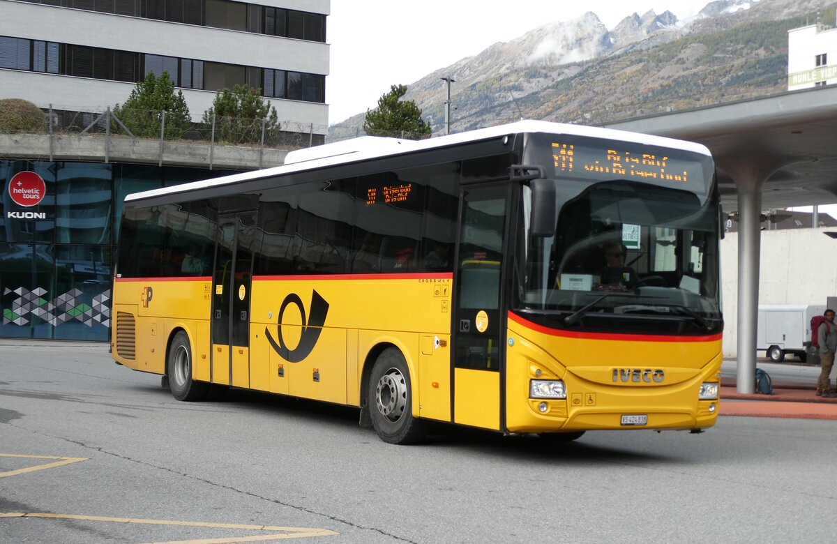 (281'739) - PostAuto Wallis - VS 424'838/PID 10'084 - Iveco am 21. Oktober 2025 beim Bahnhof Visp