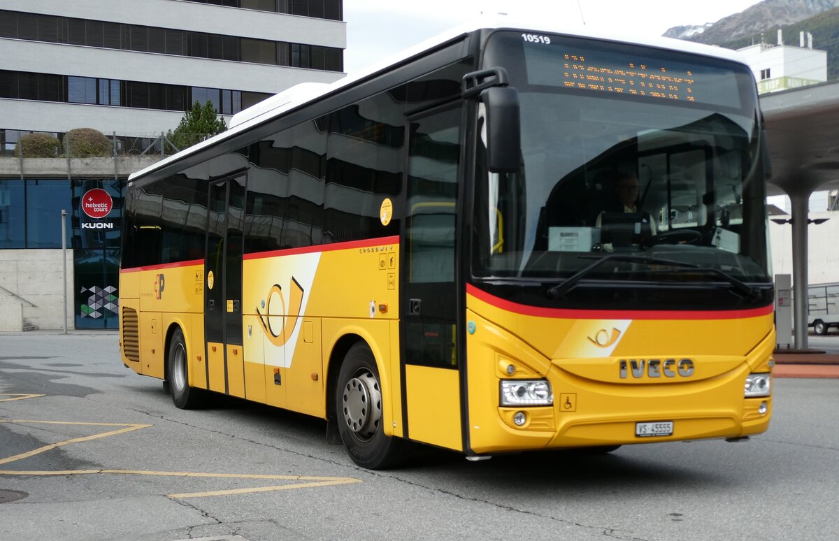 (281'742) - BUS-trans, Visp - VS 45'555/PID 10'519 - Iveco am 21. Oktober 2025 beim Bahnhof Visp