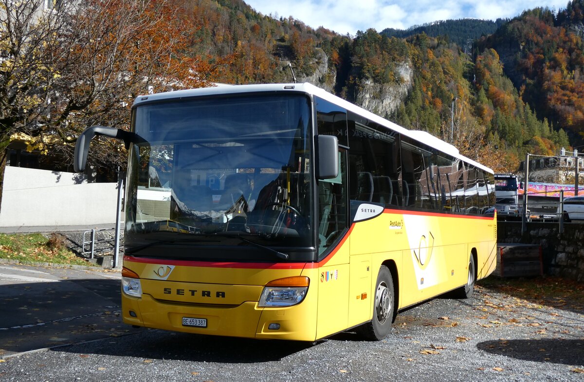(281'853) - PostAuto Bern - Nr. 70/BE 653'387/PID 5625 - Setra am 28. Oktober 2025 beim Bahnhof Meiringen