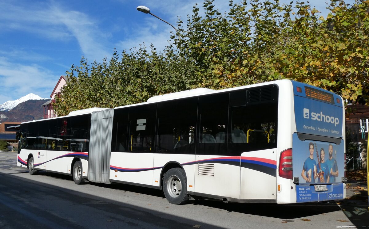 (281'856) - PostAuto Nordschweiz - AG 391'755/PID 5202 - Mercedes (ex Steffen, Remetschwil Nr. 61) am 28. Oktober 2025 beim Bahnhof Meiringen