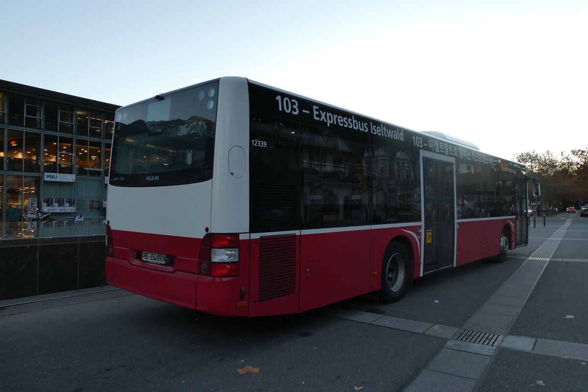 (281'882) - PostAuto Bern - BE 654'090/PID 12'339 - MAN (ex Dr. Richard, A-Wien Nr. 1419) am 28. Oktober 2025 beim Bahnhof Interlaken Ost