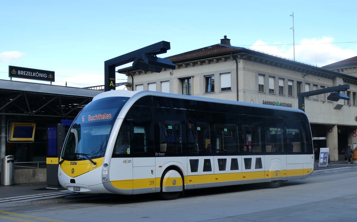 (281'898) - VBSH Schaffhausen - Nr. 39/SH 38'039 - eIrizar am 30. Oktober 2025 beim Bahnhof Schaffhausen