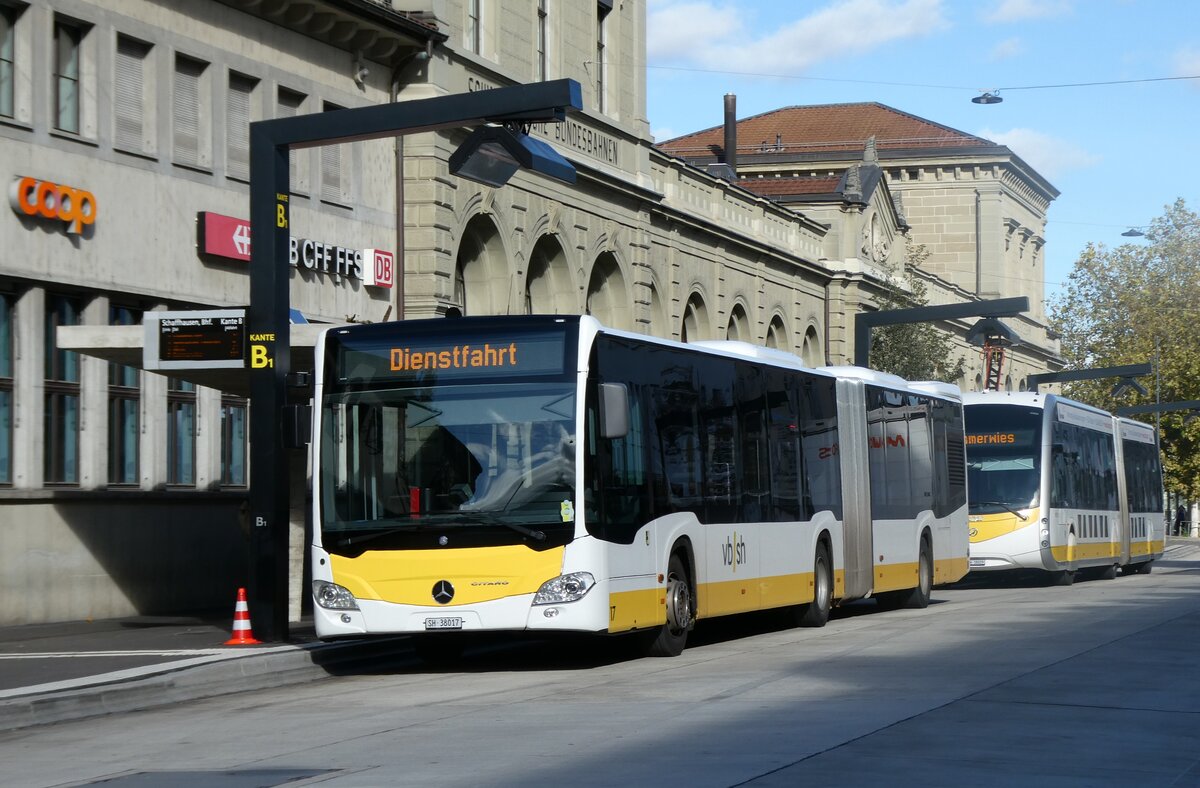 (281'901) - VBSH Schaffhausen - Nr. 17/SH 38'017 - Mercedes am 30. Oktober 2025 beim Bahnhof Schaffhausen