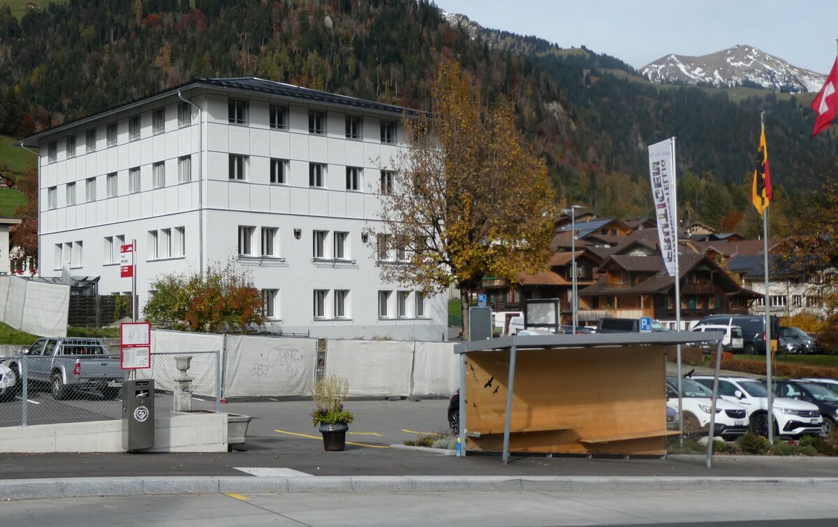 (281'927) - AFA-Haltestelle am 31. Oktober 2025 in Frutigen, Marktplatz