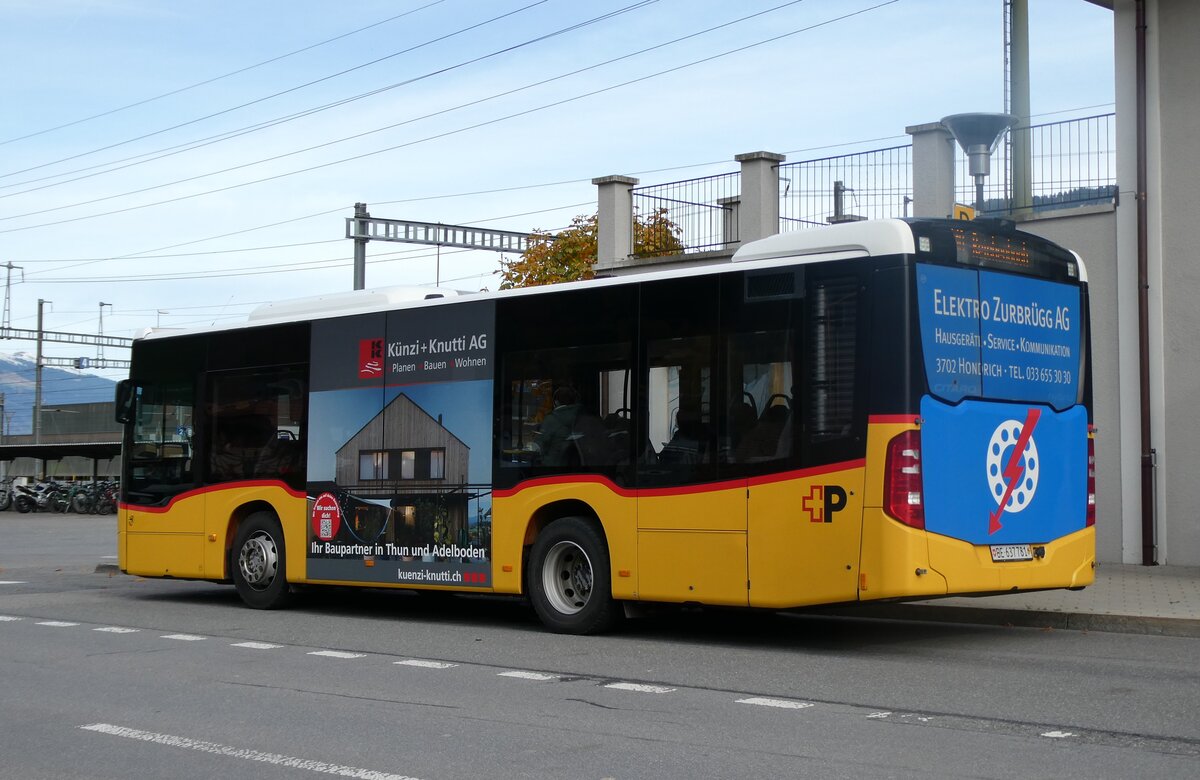 (281'929) - PostAuto Bern - BE 637'781/PID 11'216 - Mercedes am 31. Oktober 2025 beim Bahnhof Frutigen