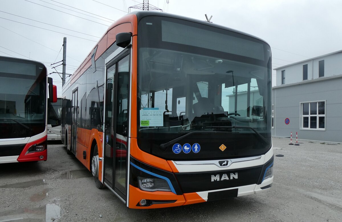 (281'980) - Gen�ve-Tours, Gen�ve - (3Z02) - eMAN am 1. November 2025 in Kerzers, Murtenstrasse