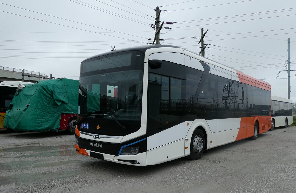 (281'981) - Gen�ve-Tours, Gen�ve - (2Z02) - eMAN am 1. November 2025 in Kerzers, Murtenstrasse