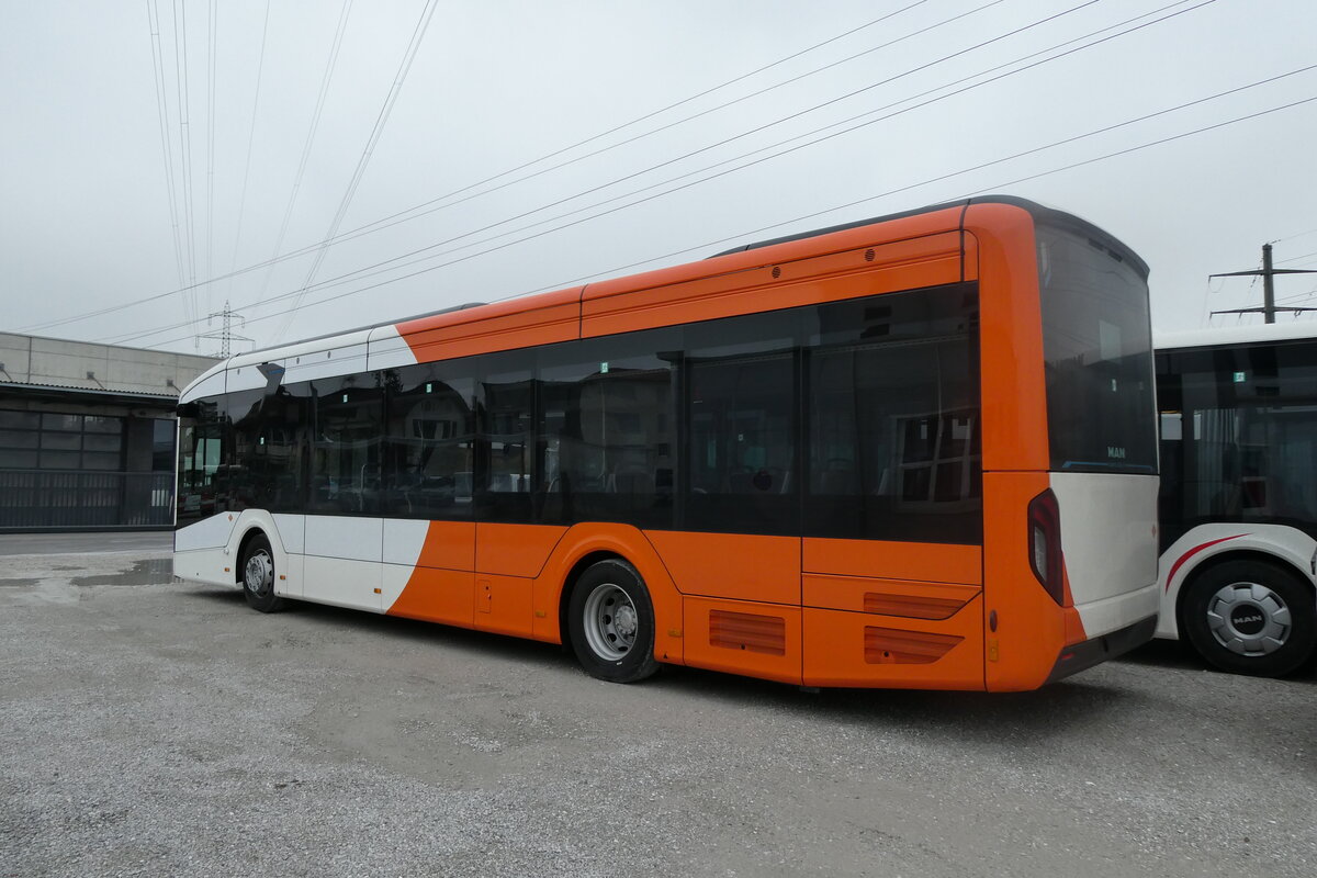 (281'982) - Gen�ve-Tours, Gen�ve - (3Z02) - eMAN am 1. November 2025 in Kerzers, Murtenstrasse